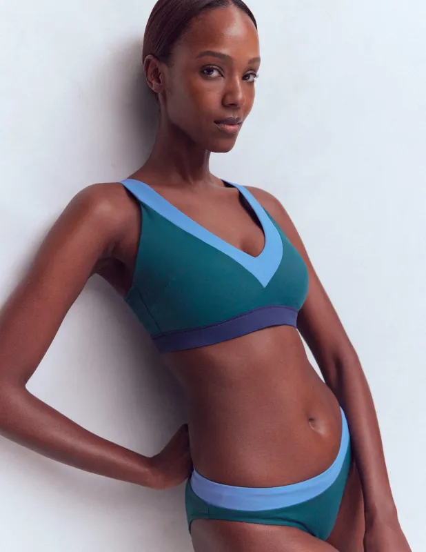 Campania Bikinioberteil mit gekreuzten Rückenträgern-Marineblau, Grün, Blau Blockfarben made by Boden