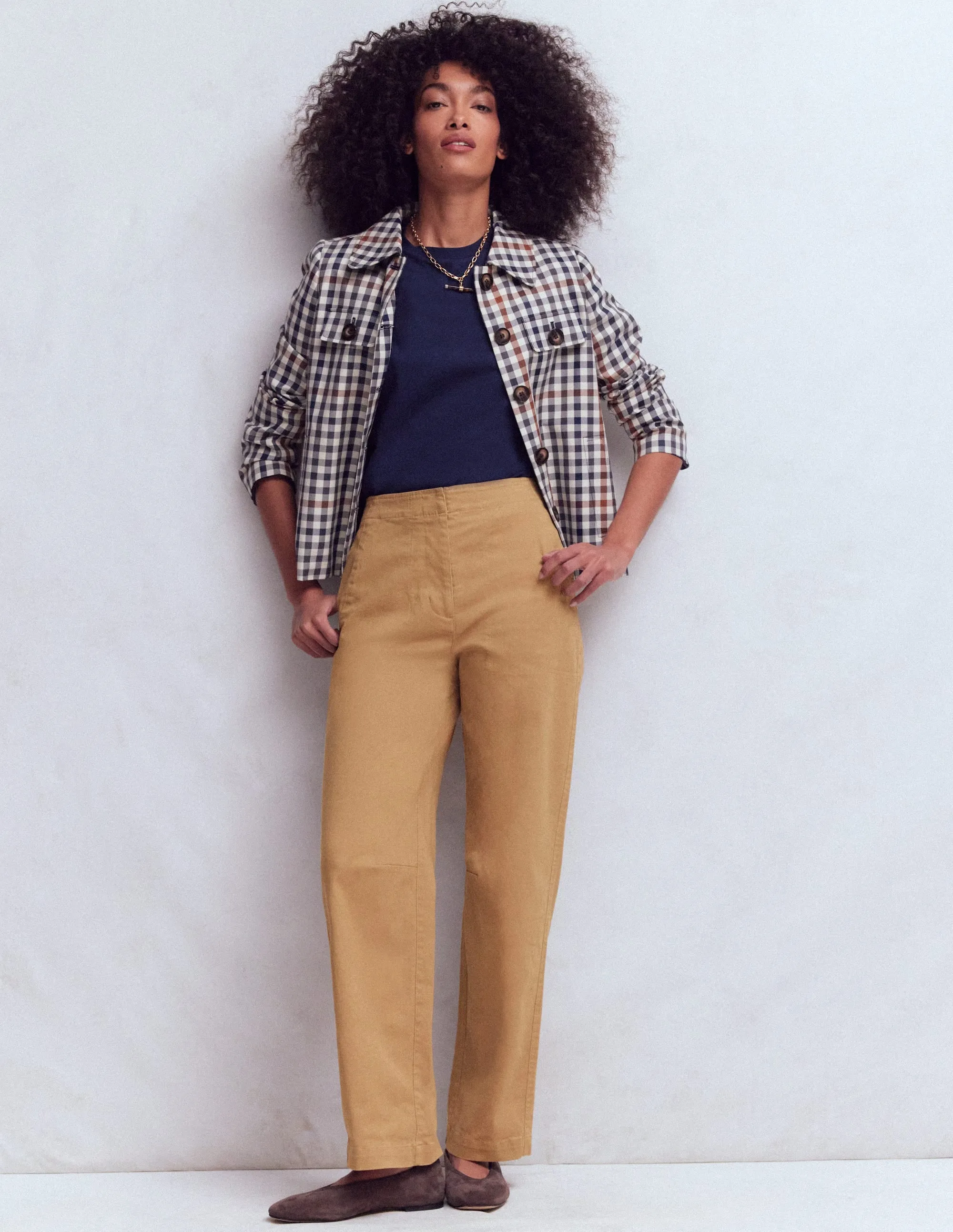 Barrel-Chinohose-Cappuccino sold by Boden