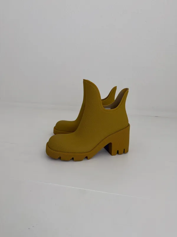 Burberry Rubber Boots, Size 8.5 made by Boheme