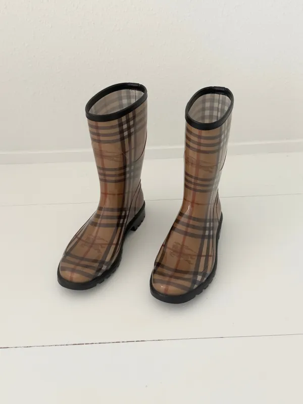 Burberry Rain Boots, Size 9 made by Boheme