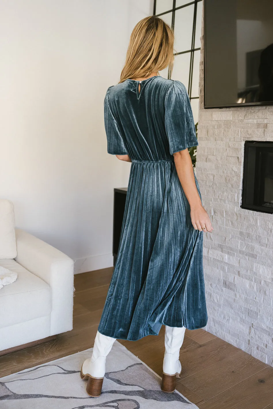 Evie Velvet Midi Dress in Teal - FINAL SALE sold by bohme product image thumbnail 4