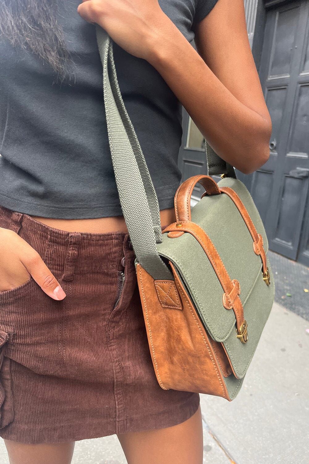 ★TOUT Y EST★ Crack Messenger Beige Gray LML04FBG 51701QykePL._SY350_QL65_.jpg