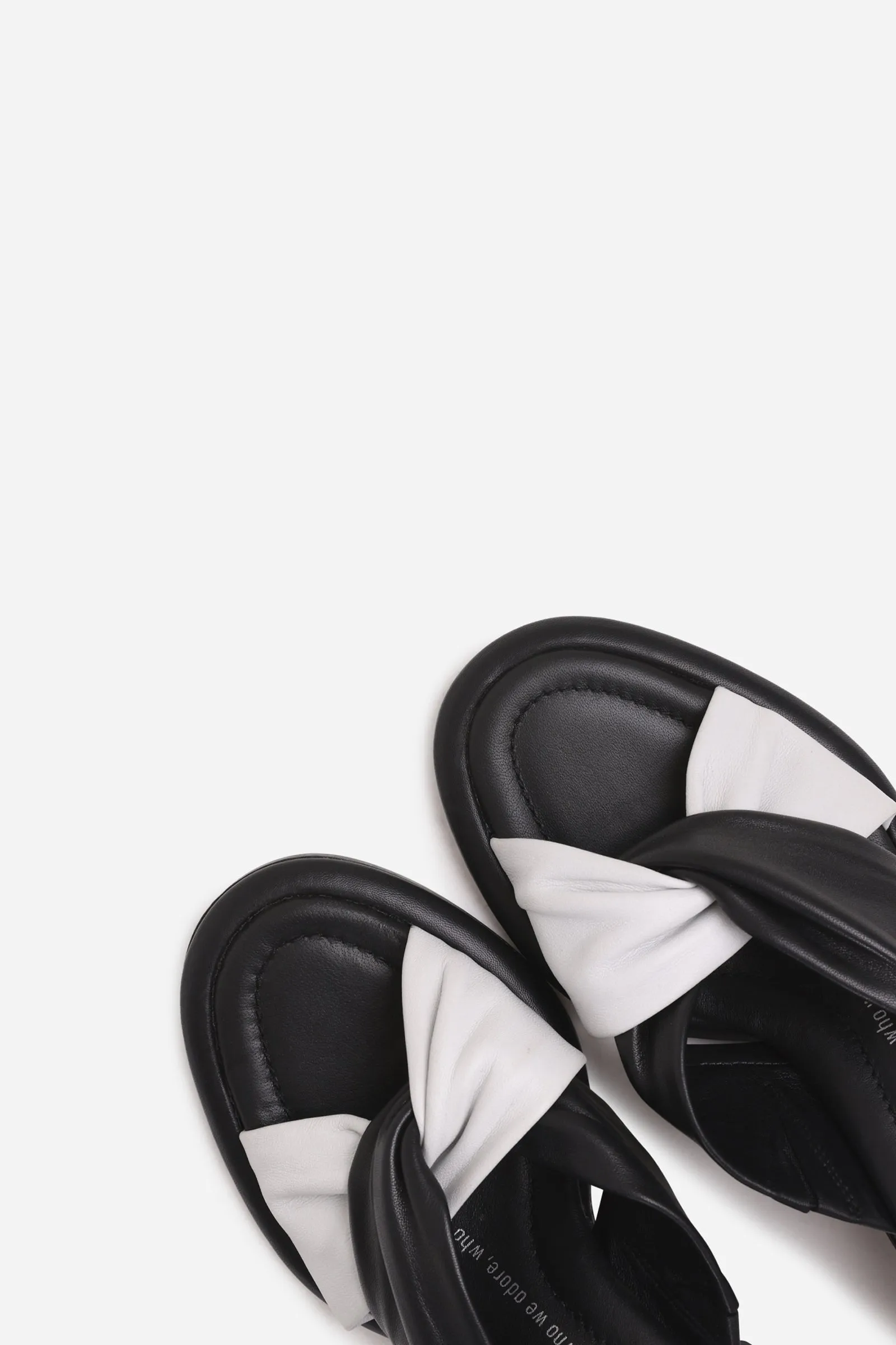 new-jagger | black/white sold by Bronx product image thumbnail 5