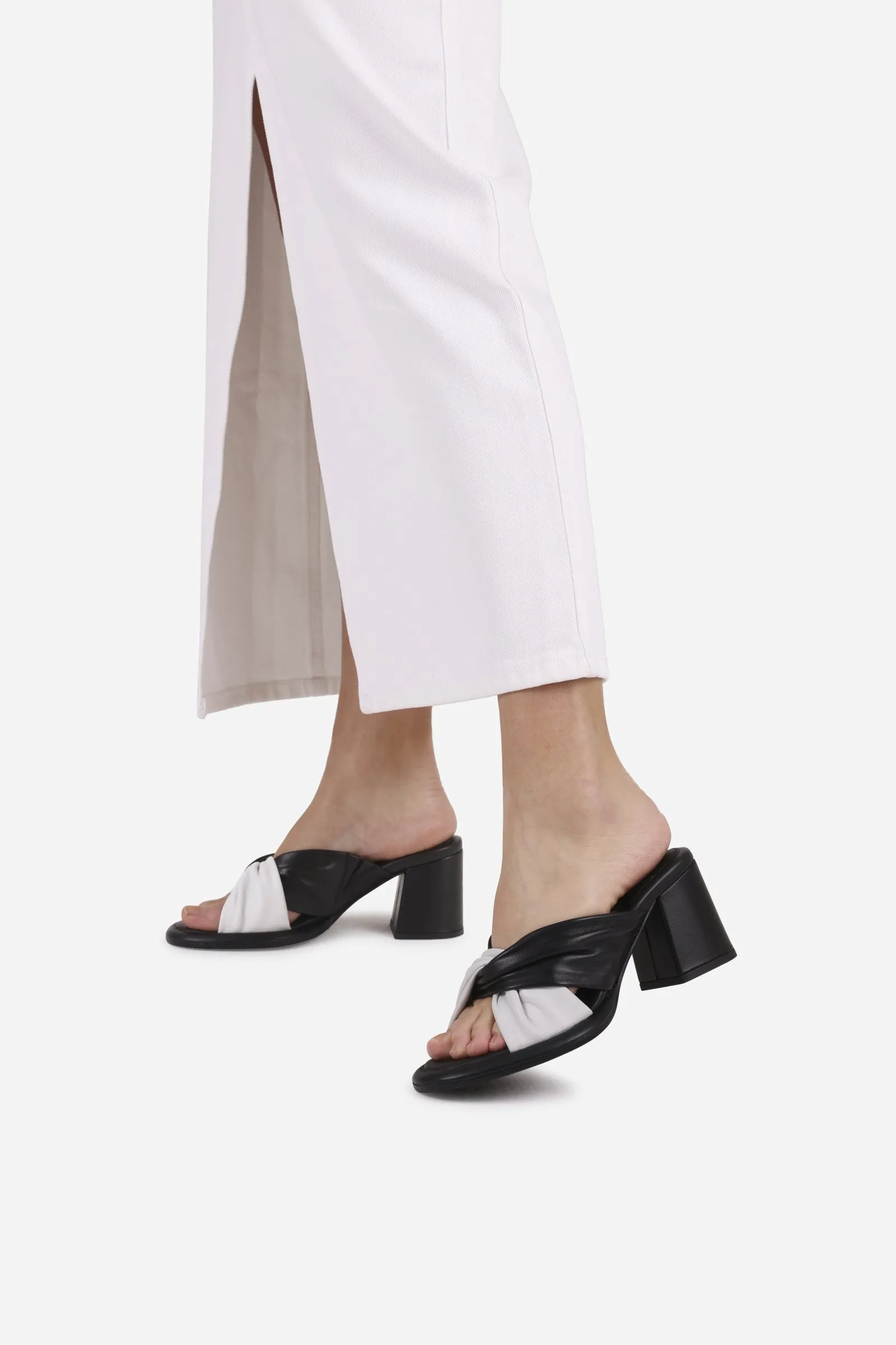 new-jagger | black/white sold by Bronx product image thumbnail 3