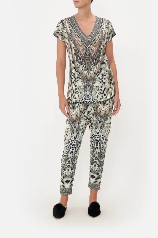 V-NECK TEE SNOW WHISPERS LOUNGE sold by Camilla