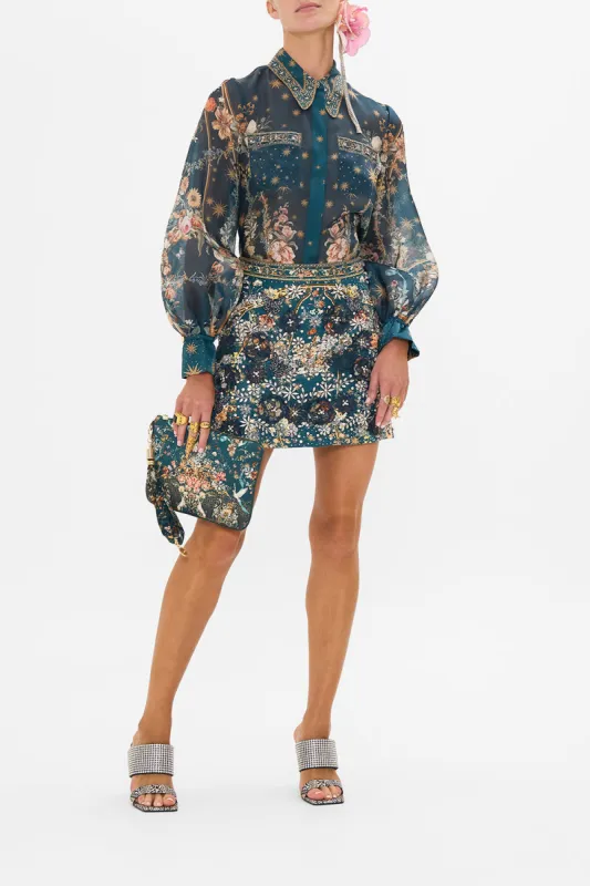 CURVED COLLAR BLOUSE WITH POCKETS SHE WHO WEARS THE CROWN sold by Camilla