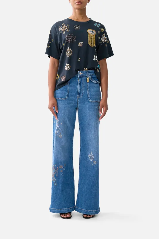 CLASSIC TEE AMULETS AND ALCHEMY sold by Camilla