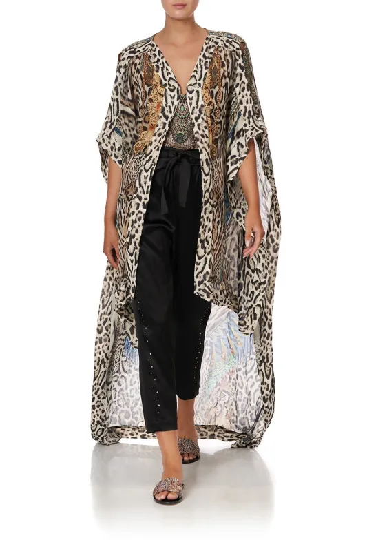 LAYERING CAPE ROAR OF THE COURT made by Camilla