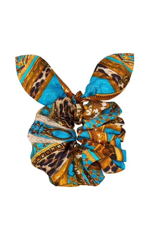SCRUNCHIE WITH HARDWEAR DRIPPING IN DECADENCE made by Camilla