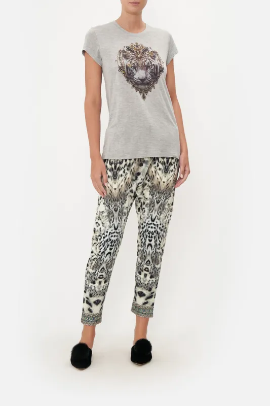 CURVED HEM FITTED TEE SNOW WHISPERS LOUNGE sold by Camilla