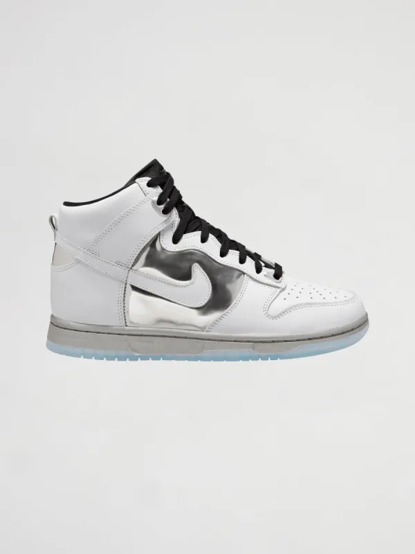 W NIKE DUNK HIGH SE - WHITE/WHITE-METALLIC SILVER-BLACK sold by Carbon38
