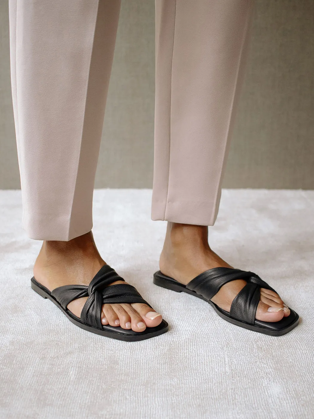 Nomad - Black sold by Carbon38 product image thumbnail 4