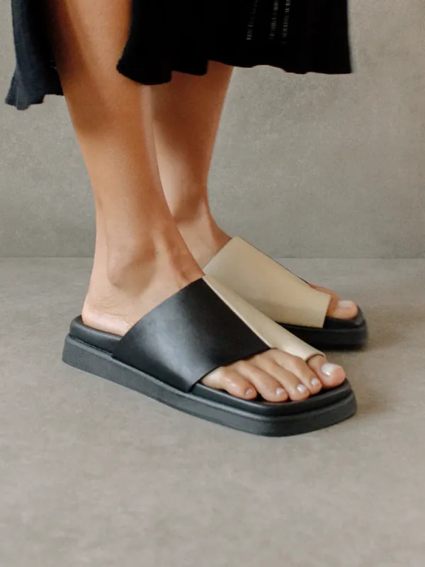 Toe Ring Flop Bicolor - Black Ivory sold by Carbon38