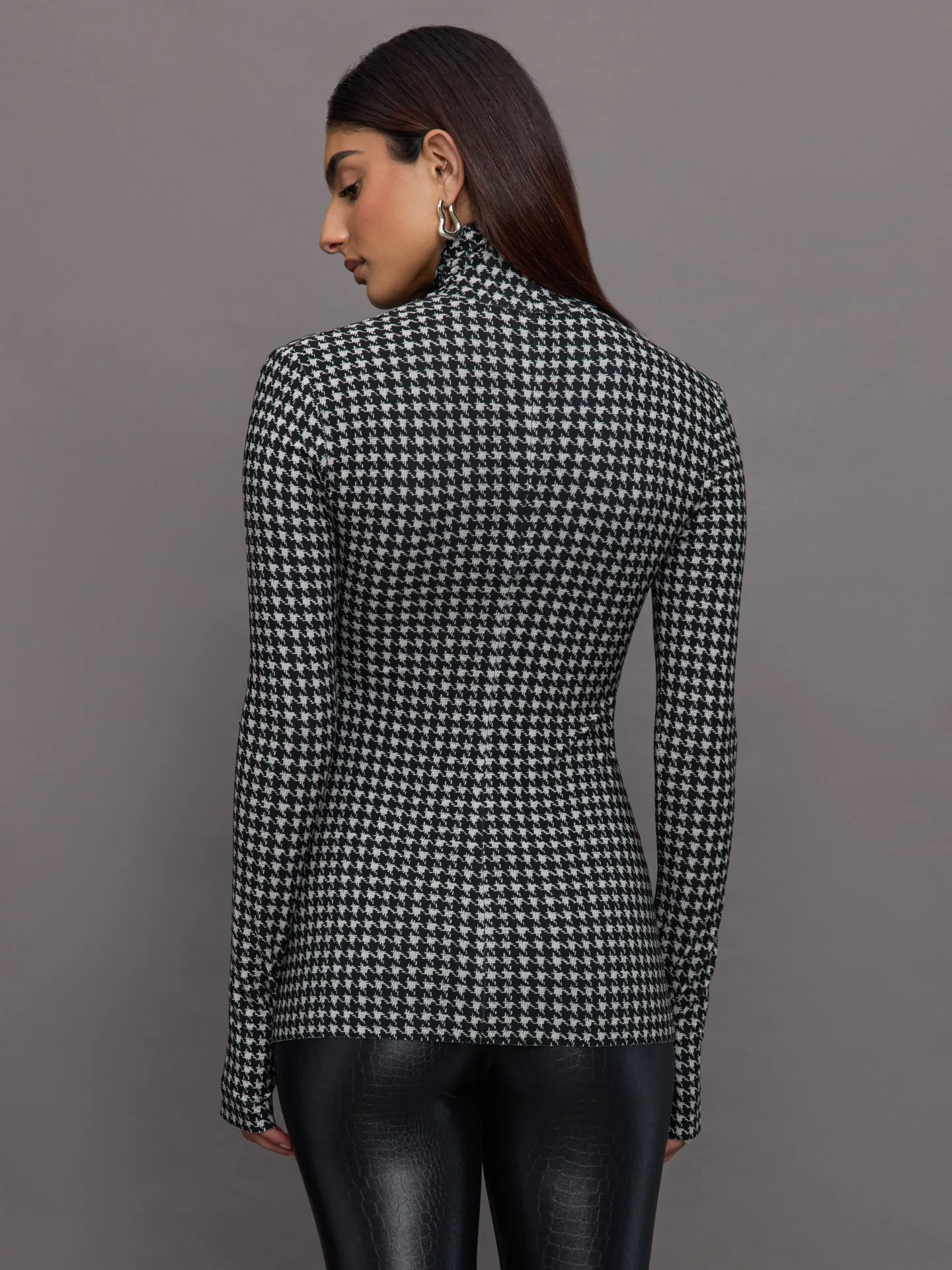 Slim Fit Long Sleeve Turtle Top Short - Black sold by Carbon38 product image thumbnail 4