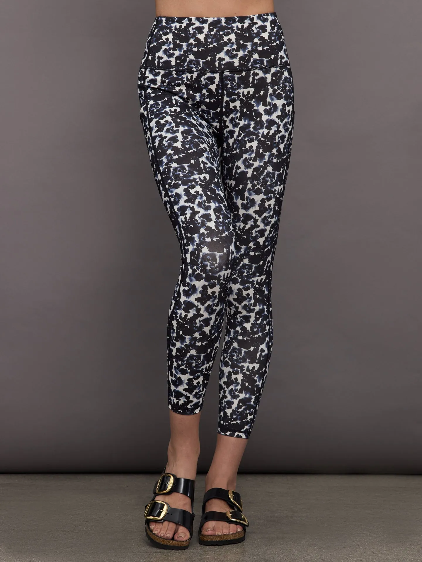 Form High Pocket Legging 25" - Ink Block Floral sold by Carbon38 product image thumbnail 3