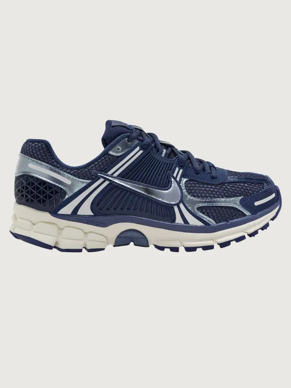 Nike Zoom Vomero 5 MET - Midnight Navy/ Midnight Navy/ Sail/ Sanded Purple Blue Void Pure Platinum sold by Carbon38