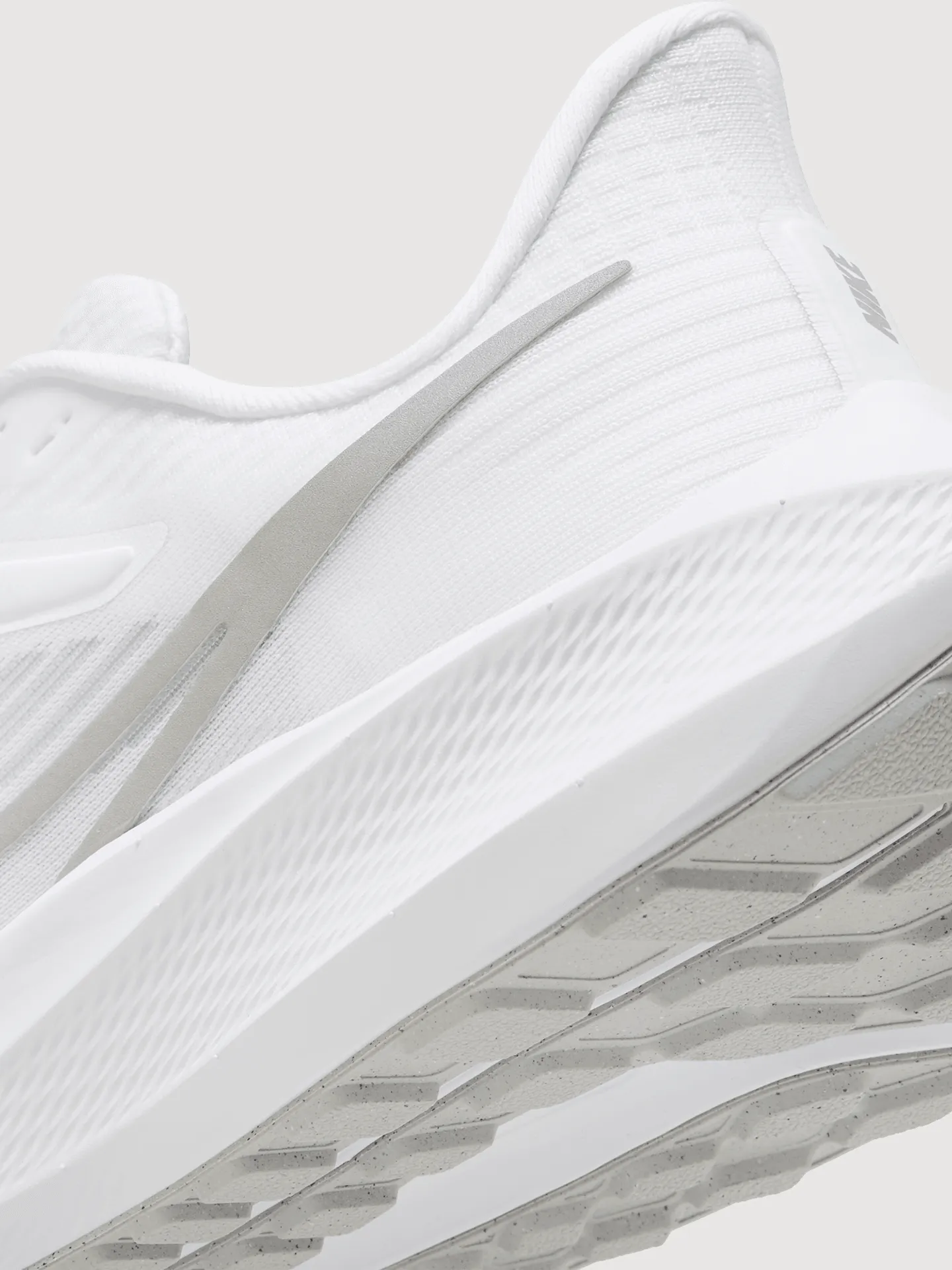 Nike Air Zoom Pegasus 39 - WHITE/METALLIC SILVER-PURE PLATINUM sold by Carbon38 product image thumbnail 4