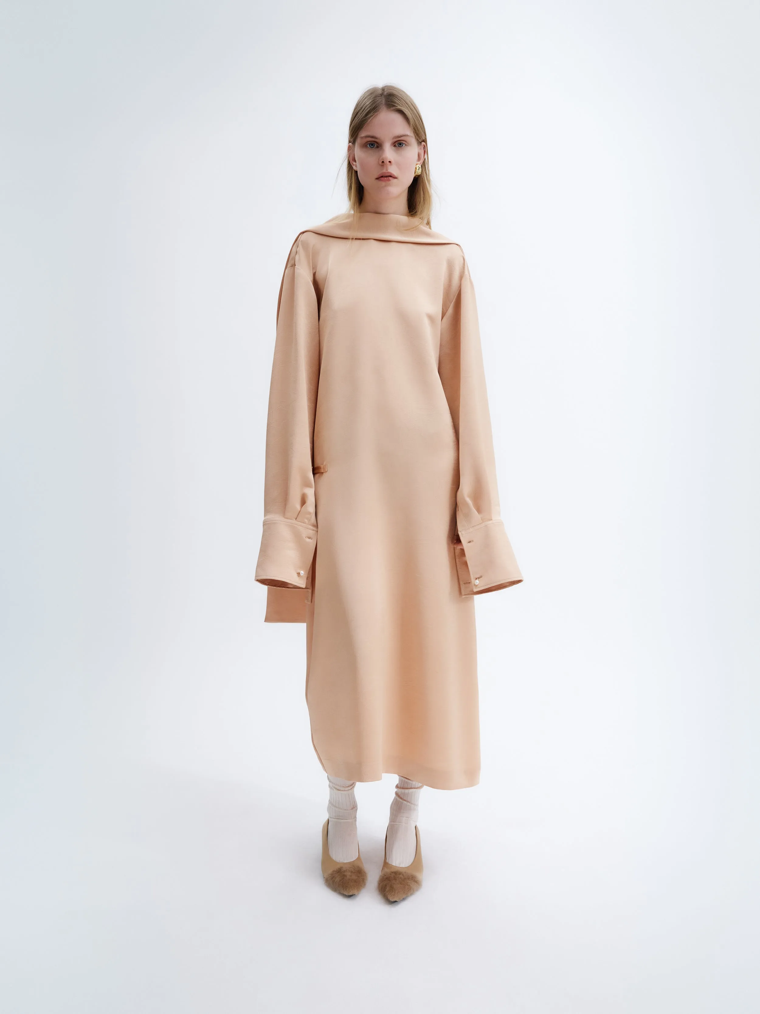 Robe col foulard en satin technique froissé sold by Carven