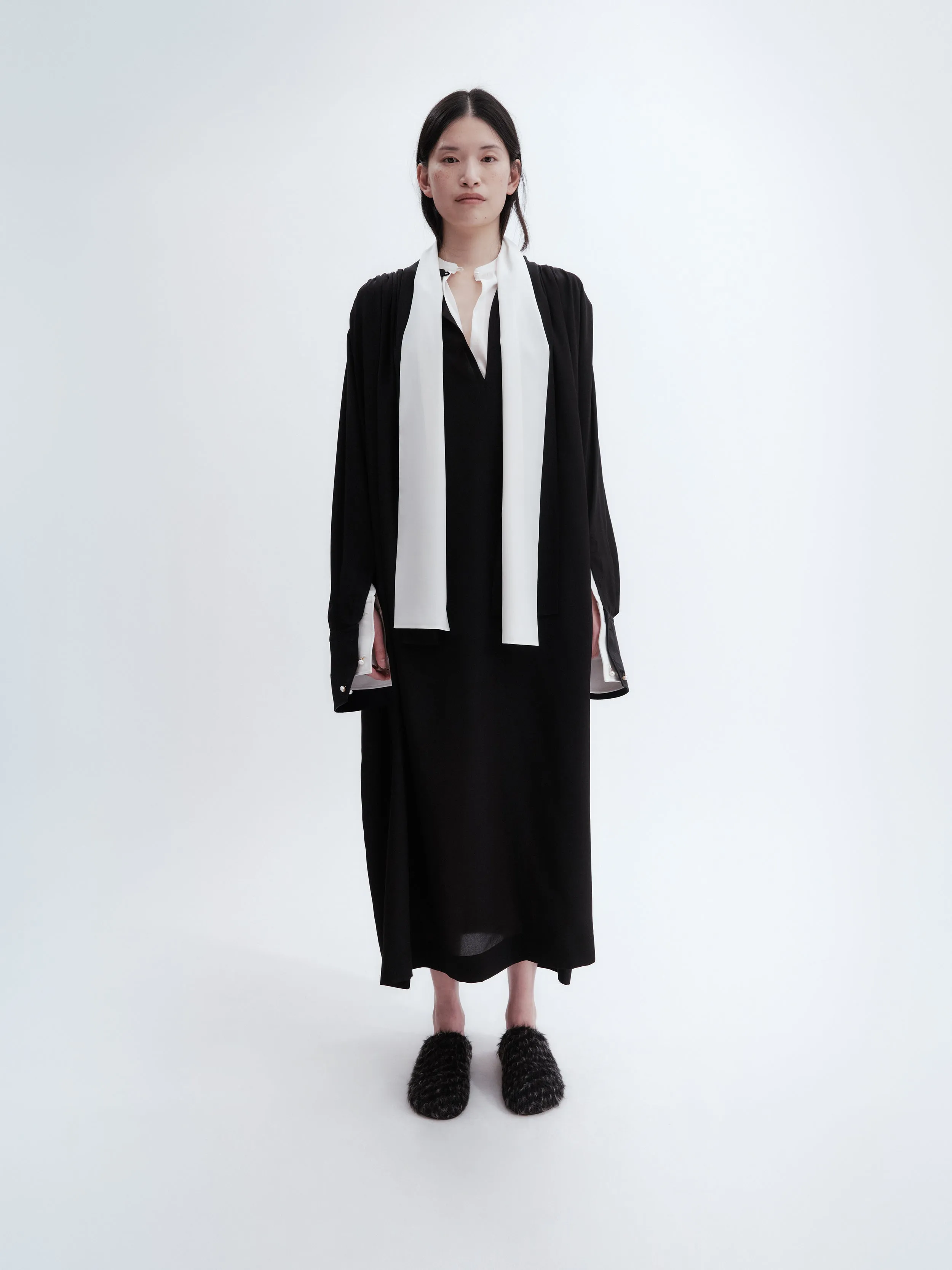 Robe chemise froncée en crêpe de Chine sold by Carven