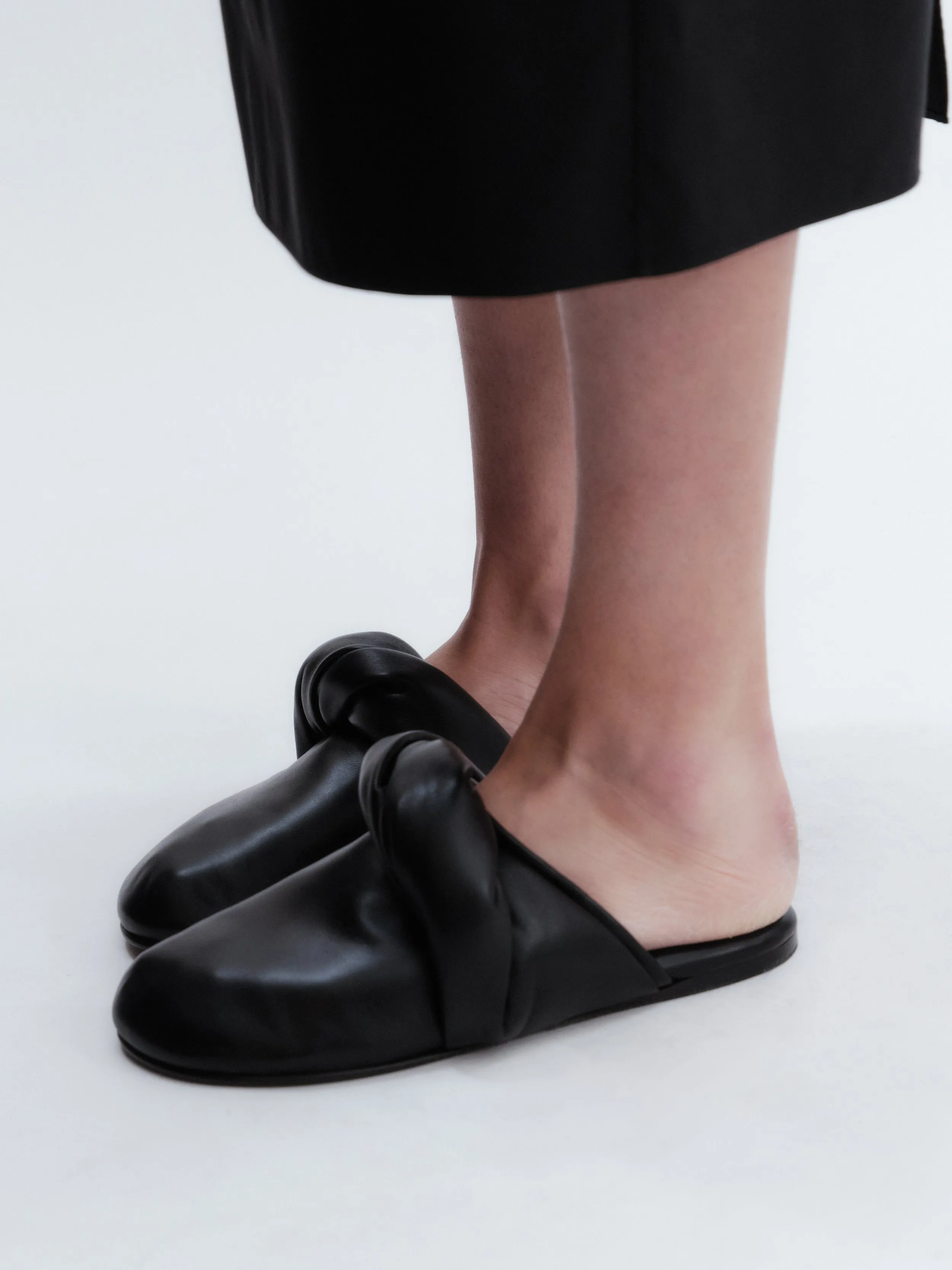 Mule Garnier nouée en cuir noir sold by Carven product image thumbnail 2