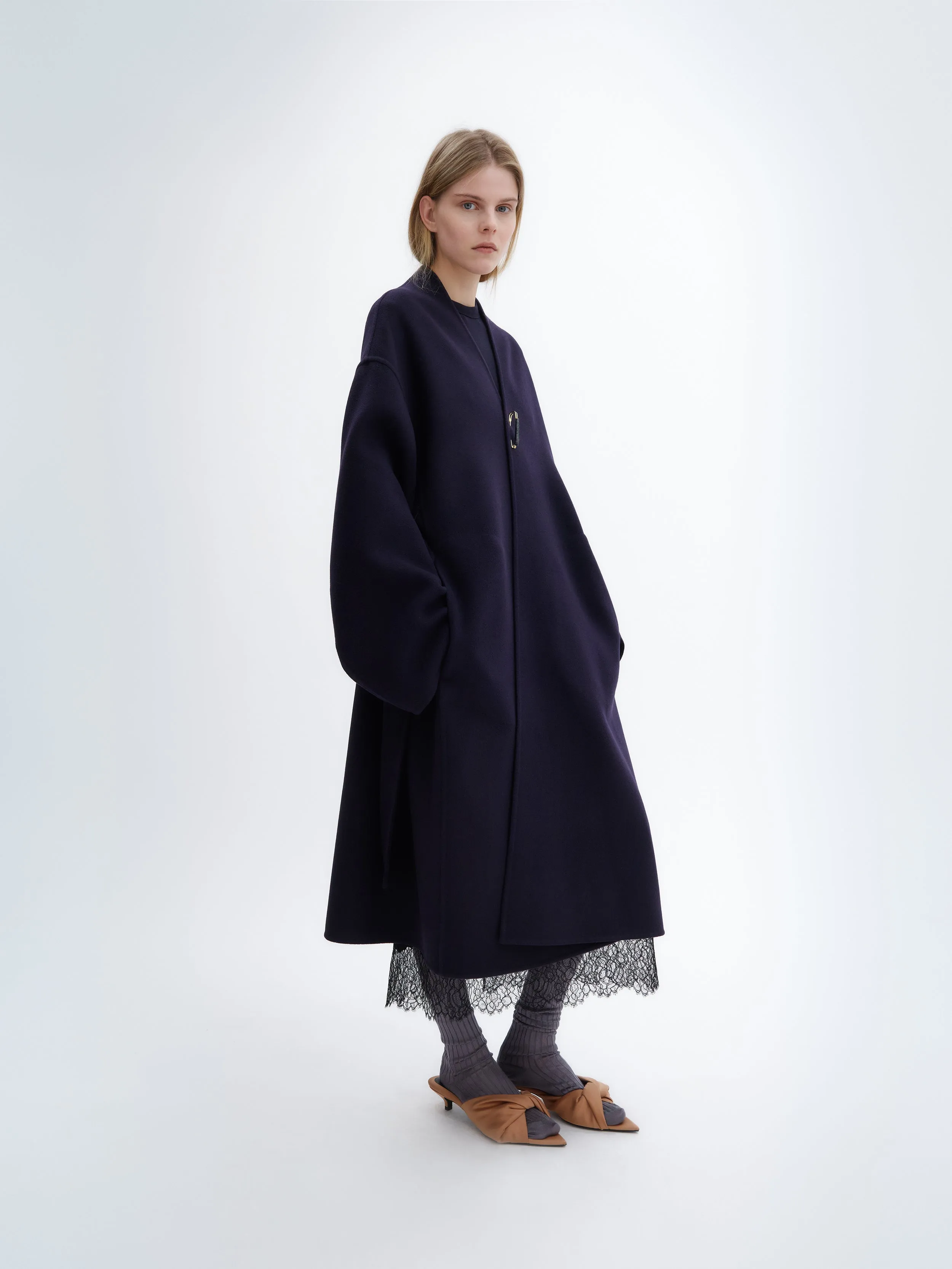 Manteau ceinturé en laine double face bleu nuit sold by Carven