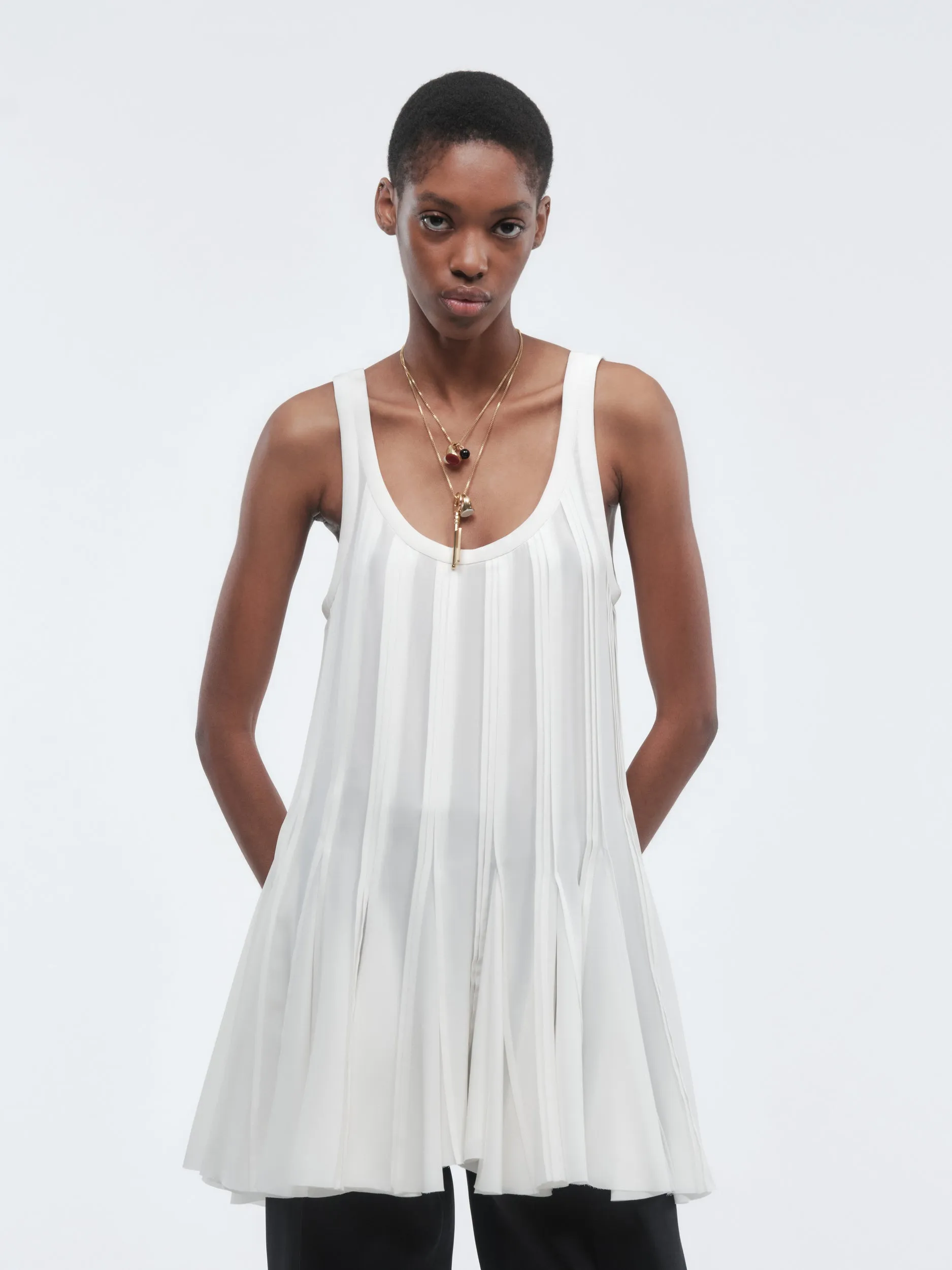 Haut plissé en crêpe de Chine sold by Carven