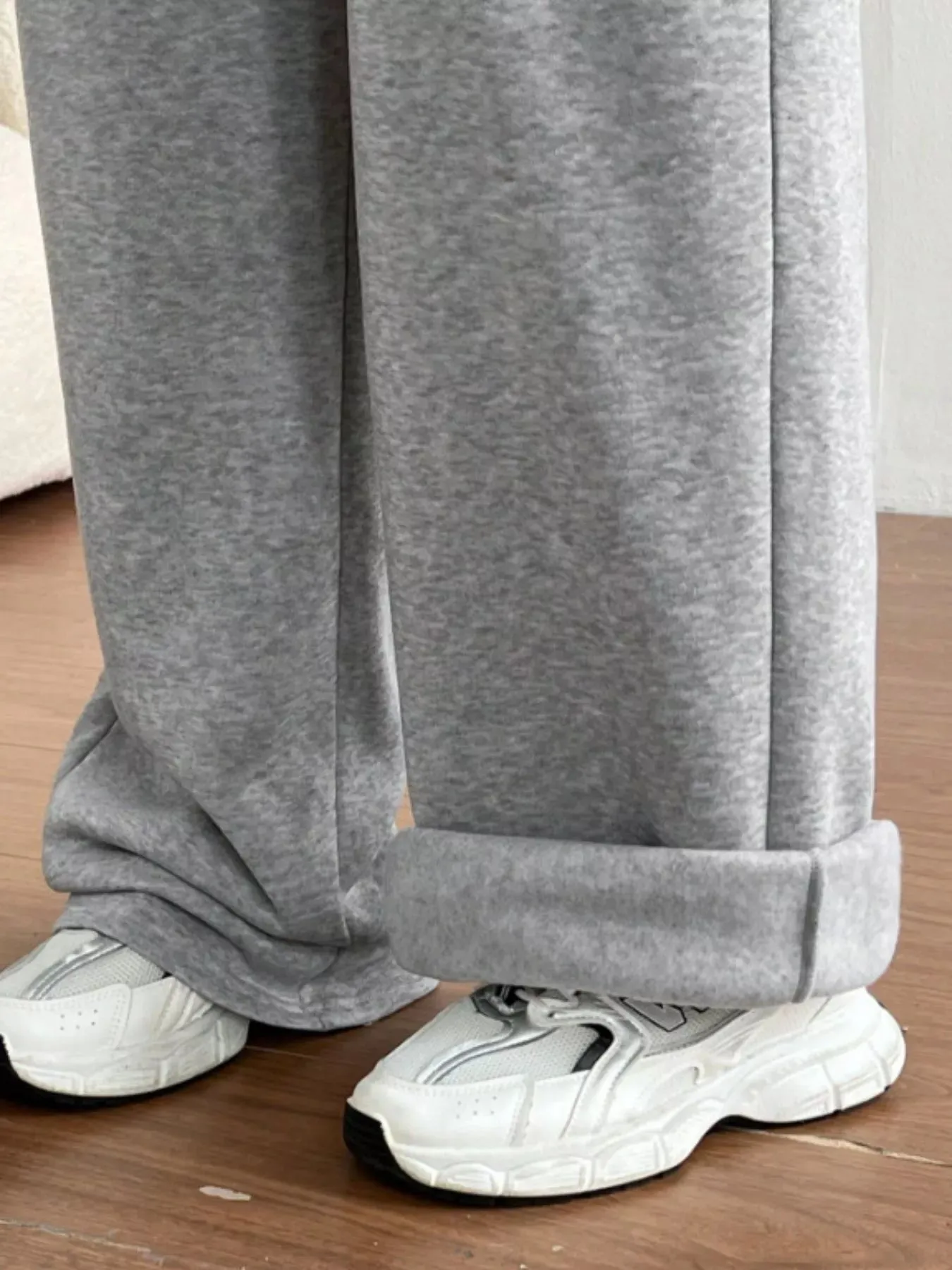 Casual Drawstring High Waist Wide Leg Sweatpants sold by Charming Charlie product image thumbnail 5