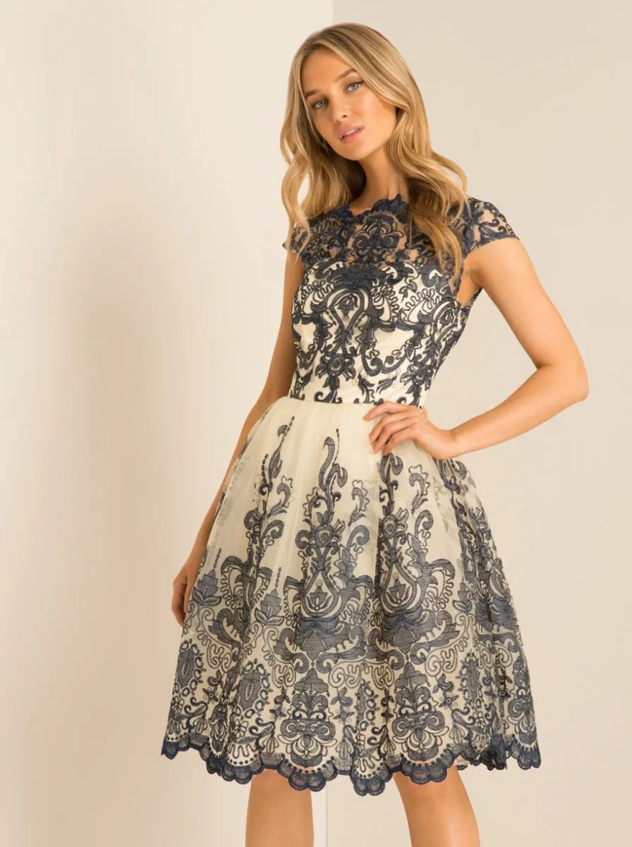 ワンピース Chi Chi London alsla dress Chi Chi London Premium Metallic Lace Scoop Neck Midi Alya