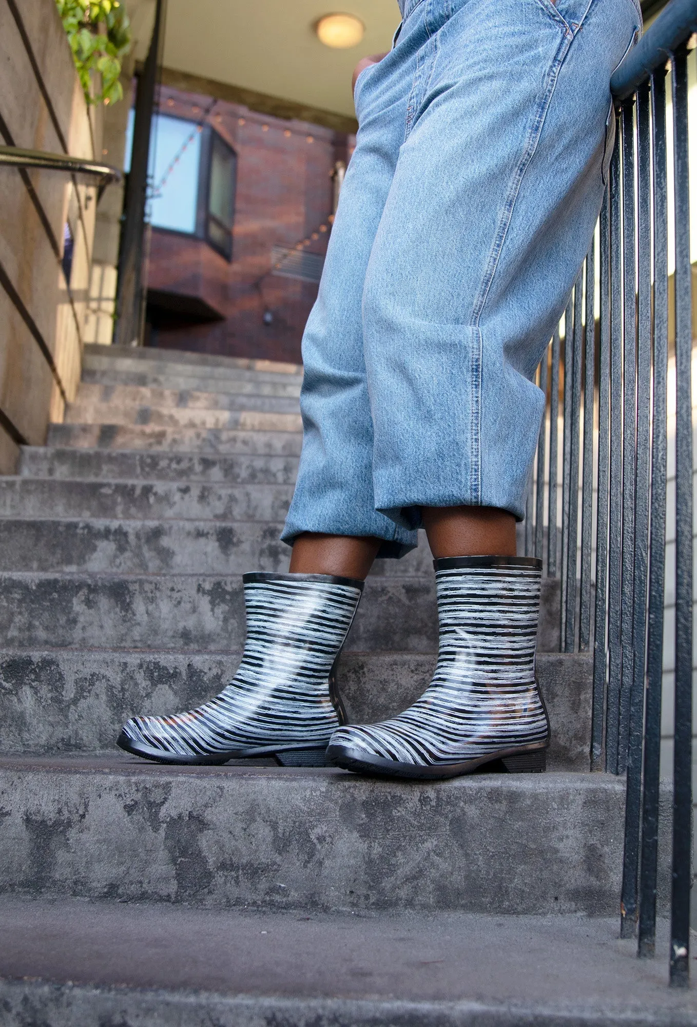 Gloss Drybrush Mid Rain Boot - Black sold by chooka product image thumbnail 2