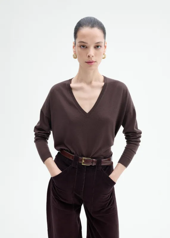 V-Neck Sweater in Fine Cashmere - Chocolate made by CO