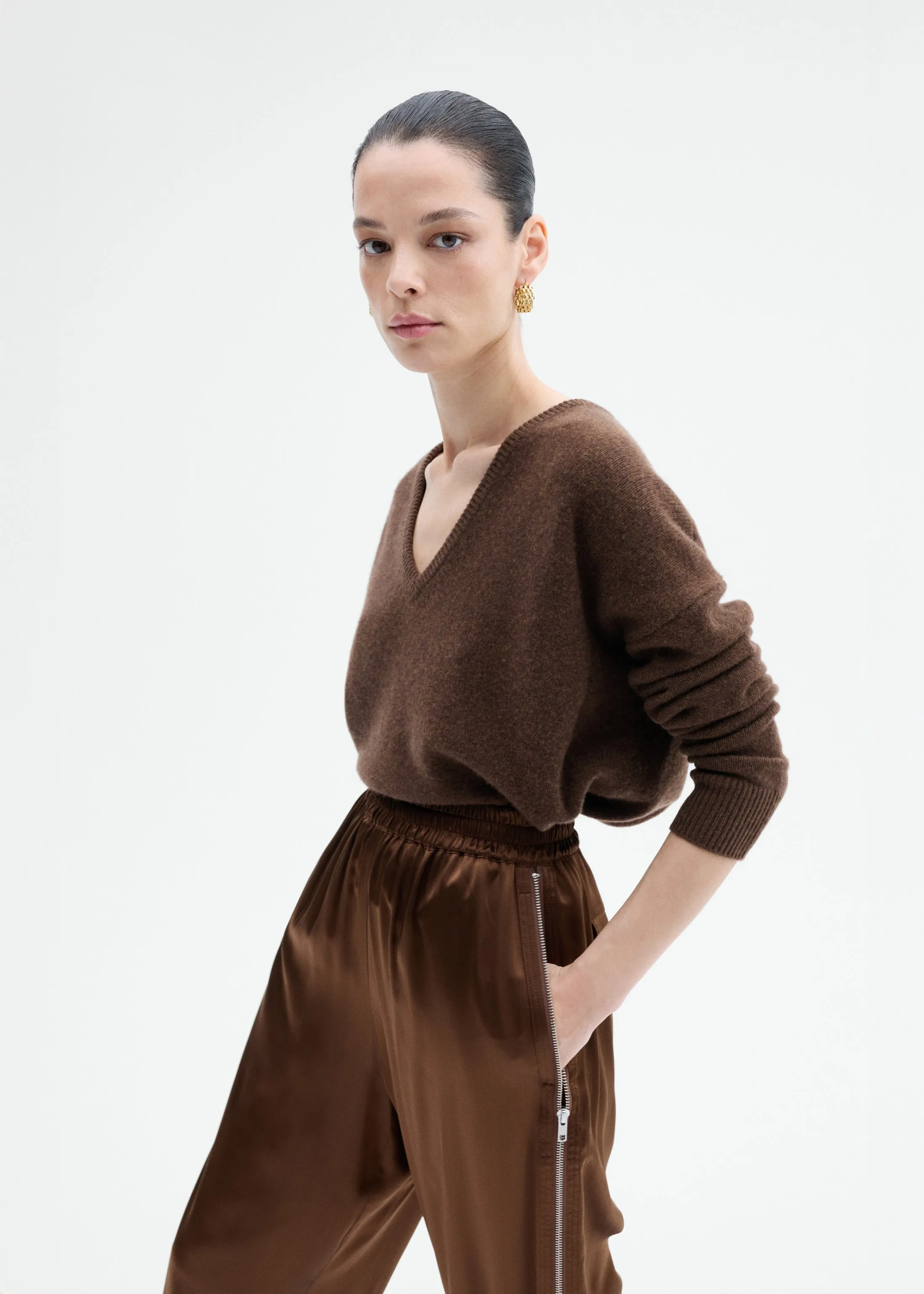 V-Neck Sweater in Cashmere - Brown sold by CO