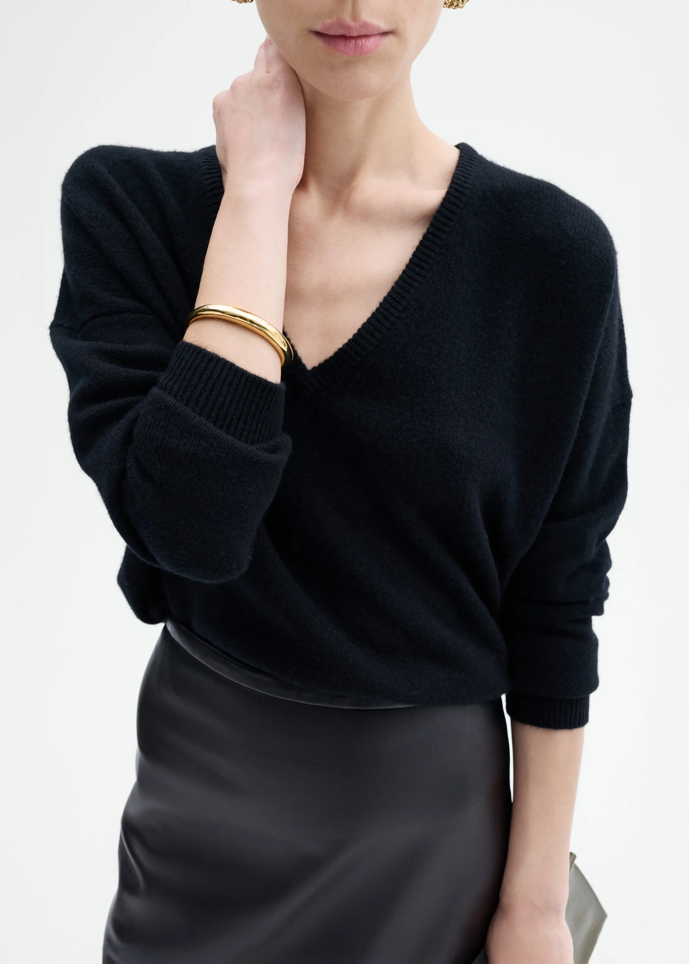 V-Neck Sweater in Cashmere - Black sold by CO