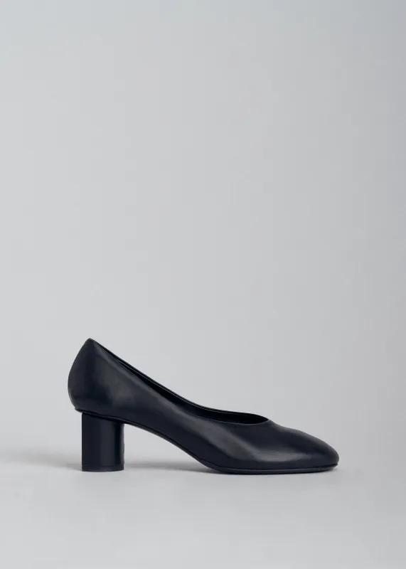 Round Toe Pump in Black made by CO