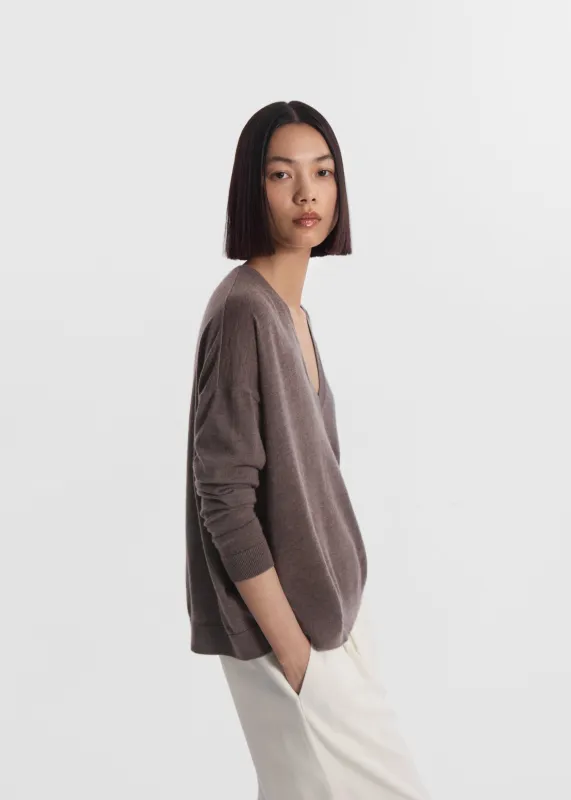 V-Neck Sweater in Fine Cashmere - Hazelnut made by CO