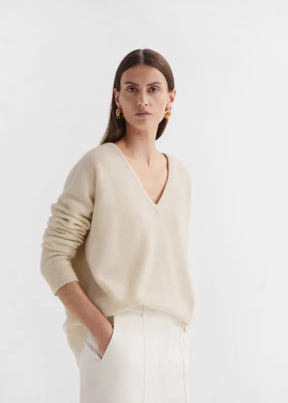 V-Neck Sweater in Cashmere - Wheat made by CO