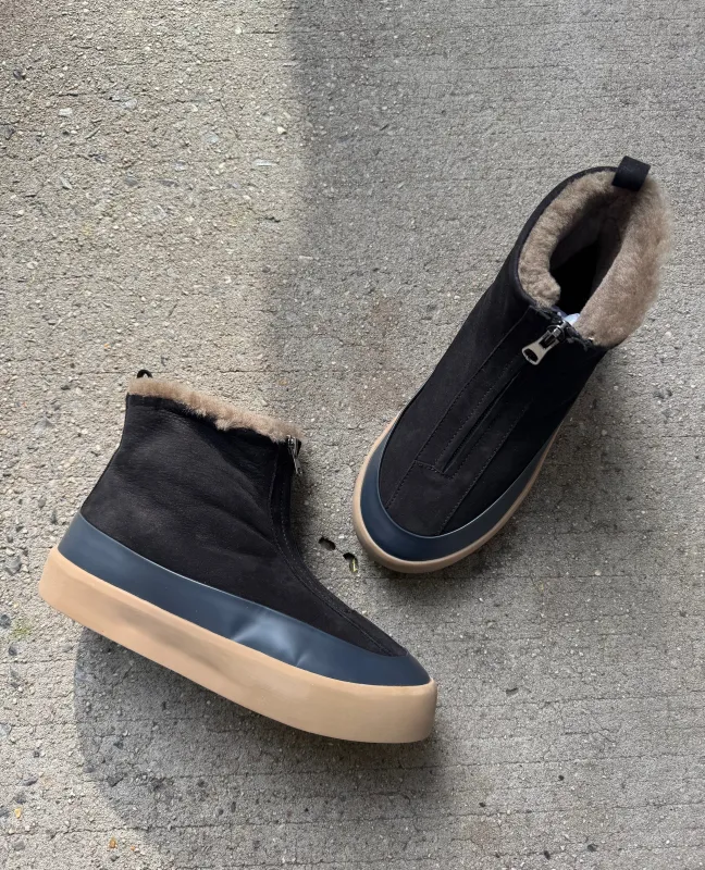 Warehouse Sale - Sky Shearling Bootie Black made by COCLICO