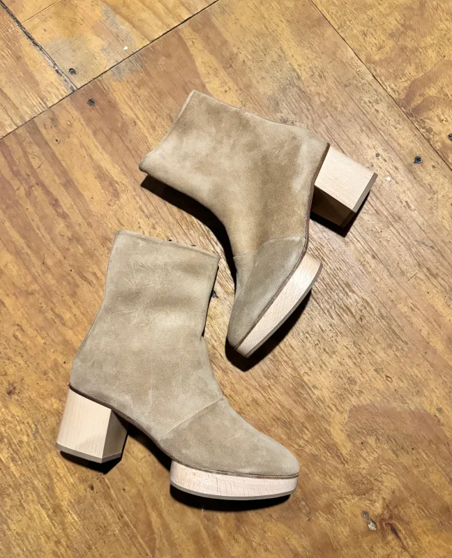 Warehouse Sale - Vino Boot Biscuit sold by COCLICO