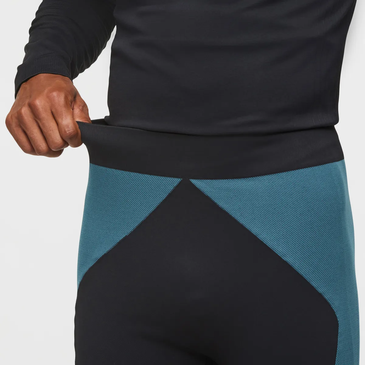 Debajo Seamless Baselayer Tight - Men's sold by cotopaxi product image thumbnail 5