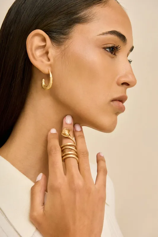 CALLA WAVY RING - BRUSHED BRASS made by Cult Gaia