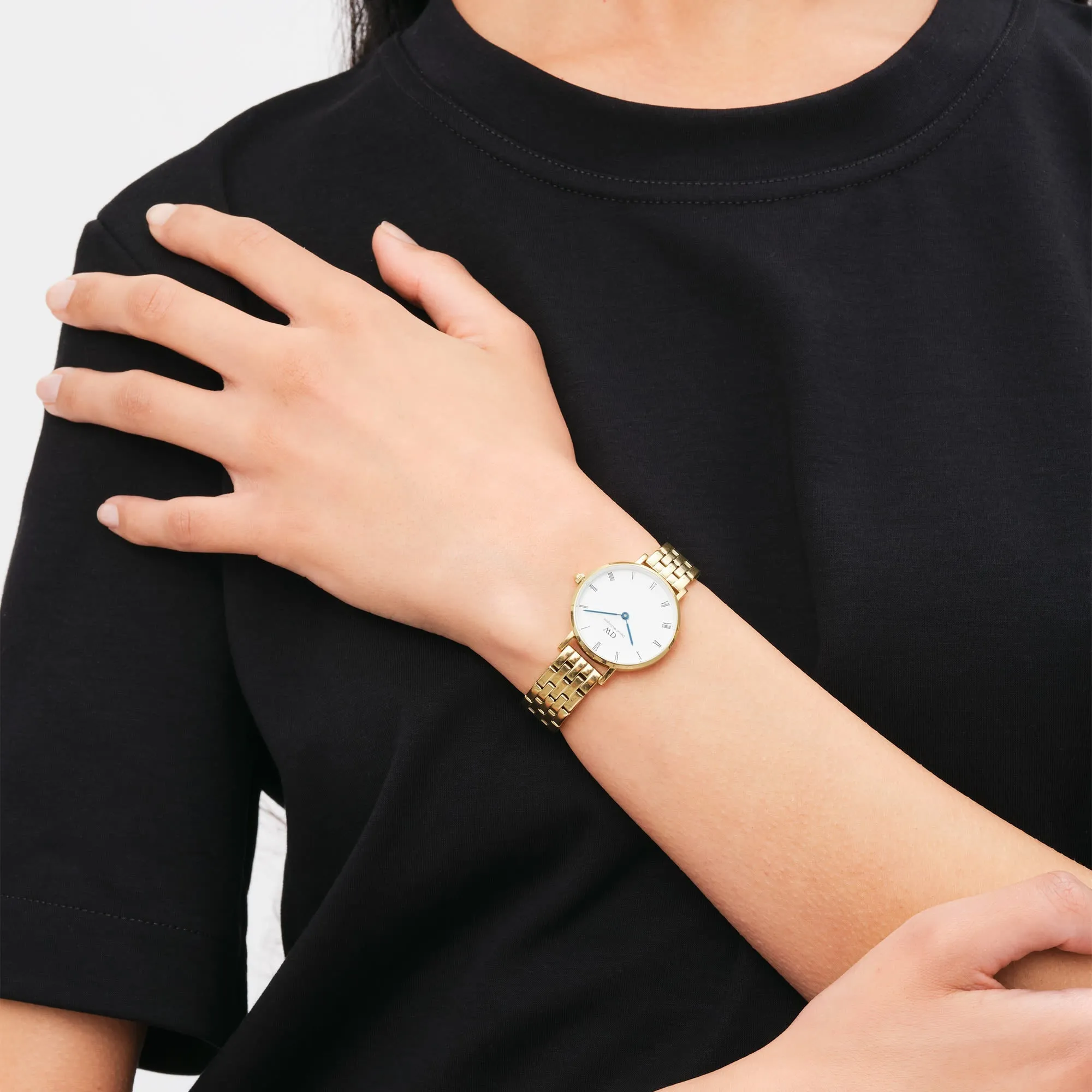 Petite Roman Numerals 5-Link Gold sold by Daniel Wellington product image thumbnail 2