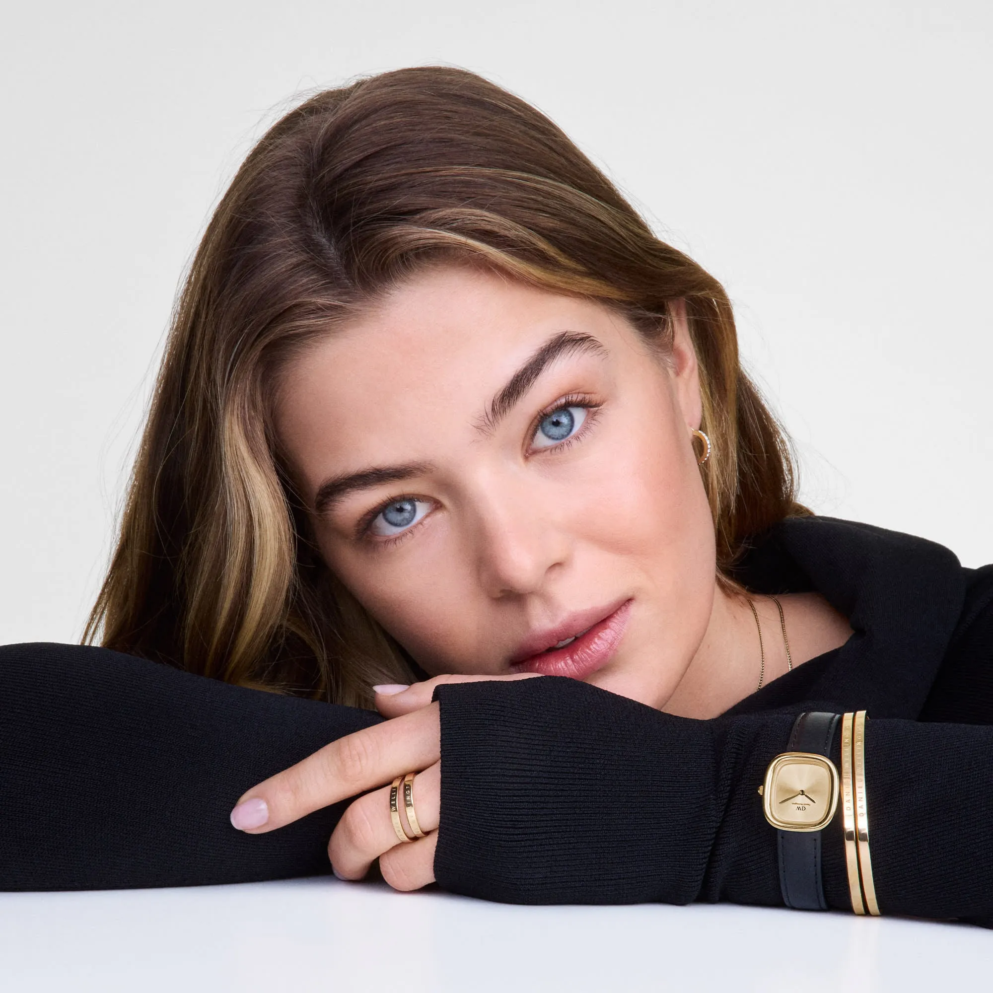 Classic Bangle Gold sold by Daniel Wellington product image thumbnail 2