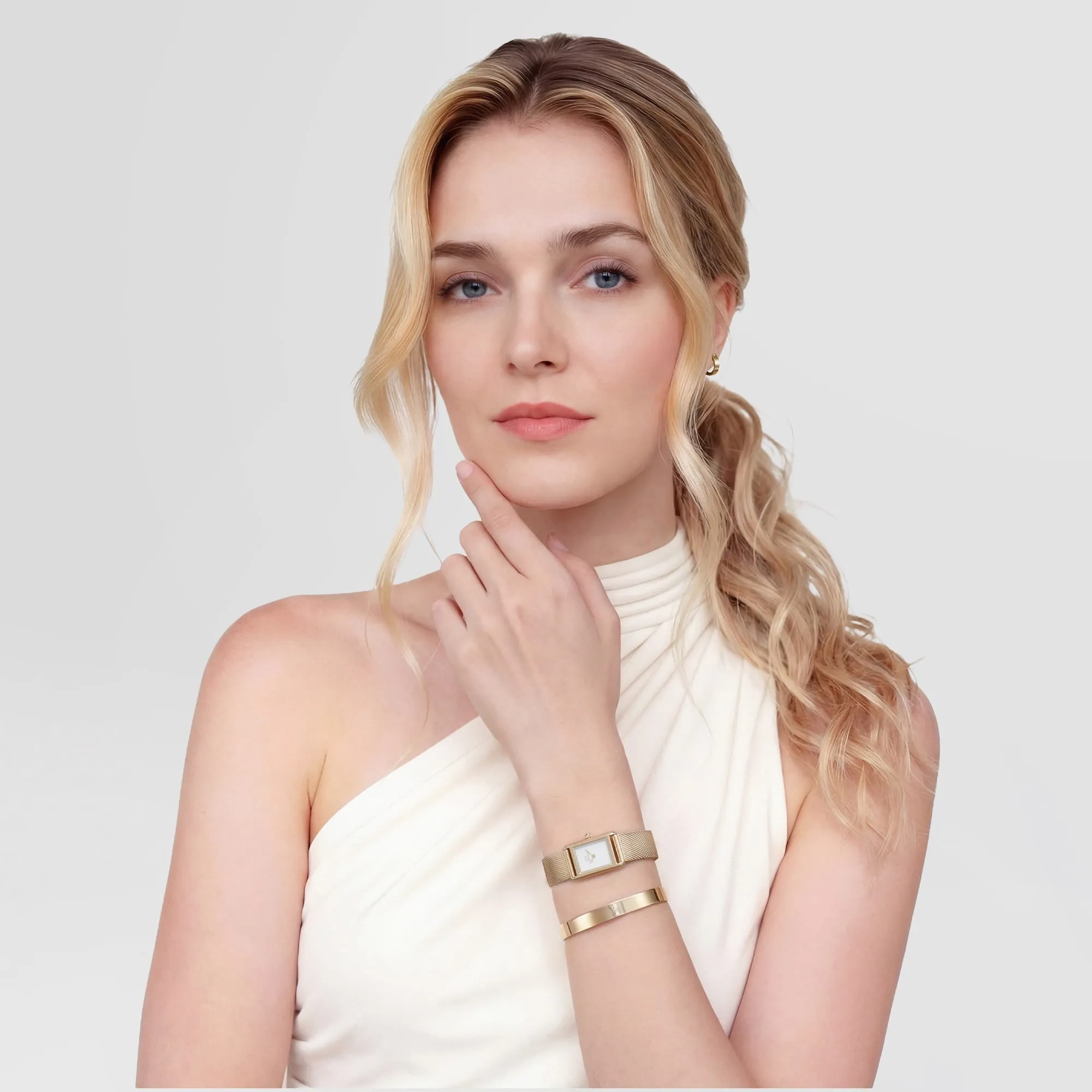 Line Earrings Brushed Gold 3.5mm sold by Daniel Wellington product image thumbnail 2