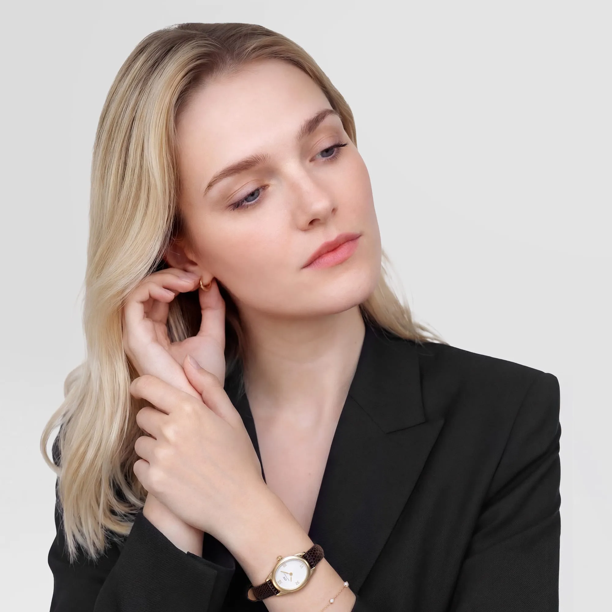 Arch Earrings Gold 12mm sold by Daniel Wellington product image thumbnail 2