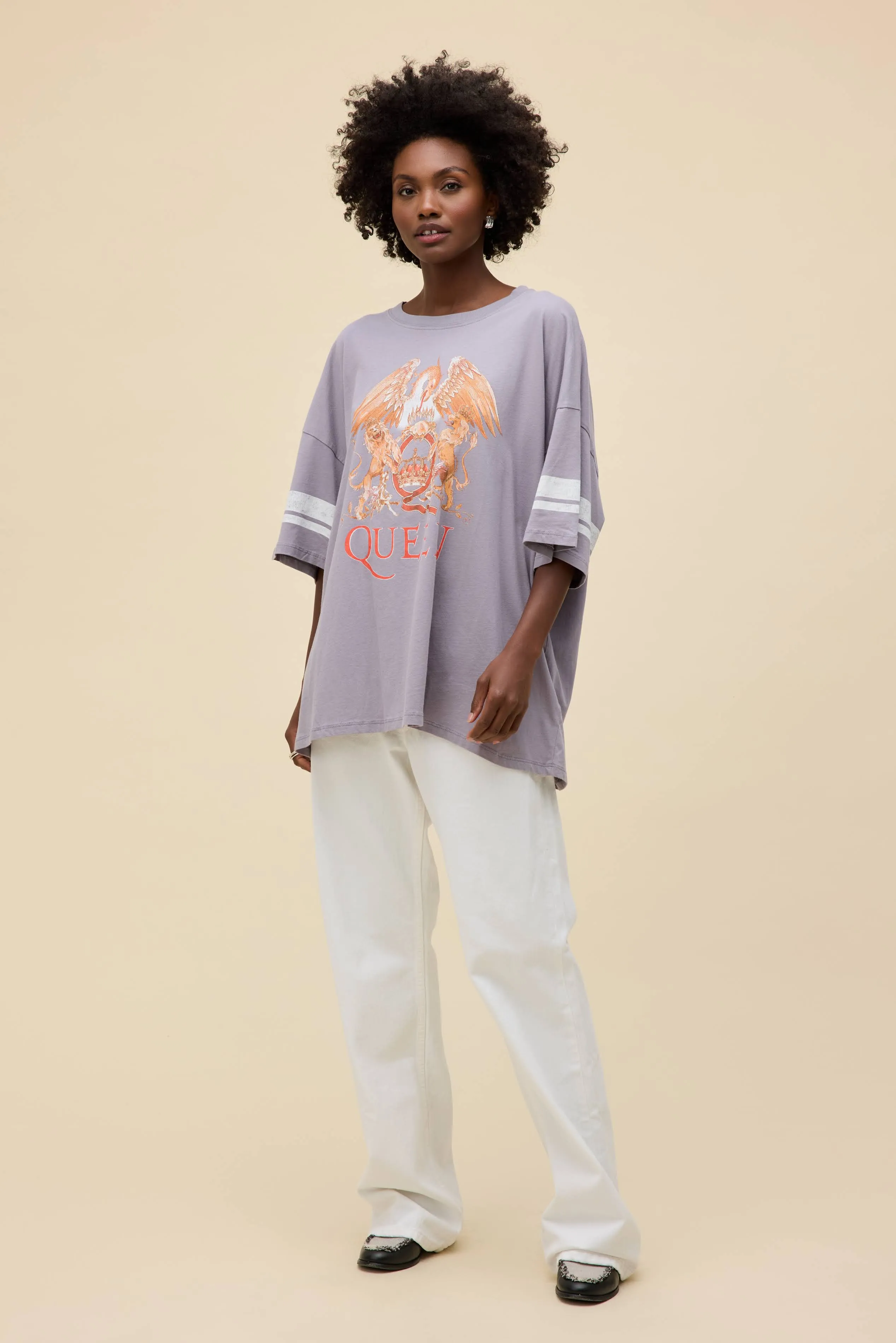 QUEEN VARSITY CREST OS TEE sold by Daydreamer product image thumbnail 4