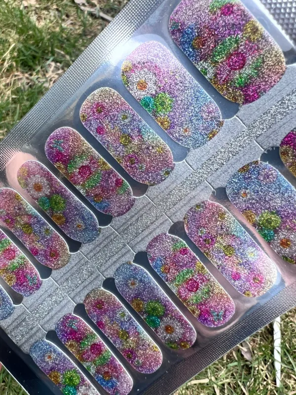 Sparkling’ Daisies -  Designer Nail Polish Wraps sold by De's Nails