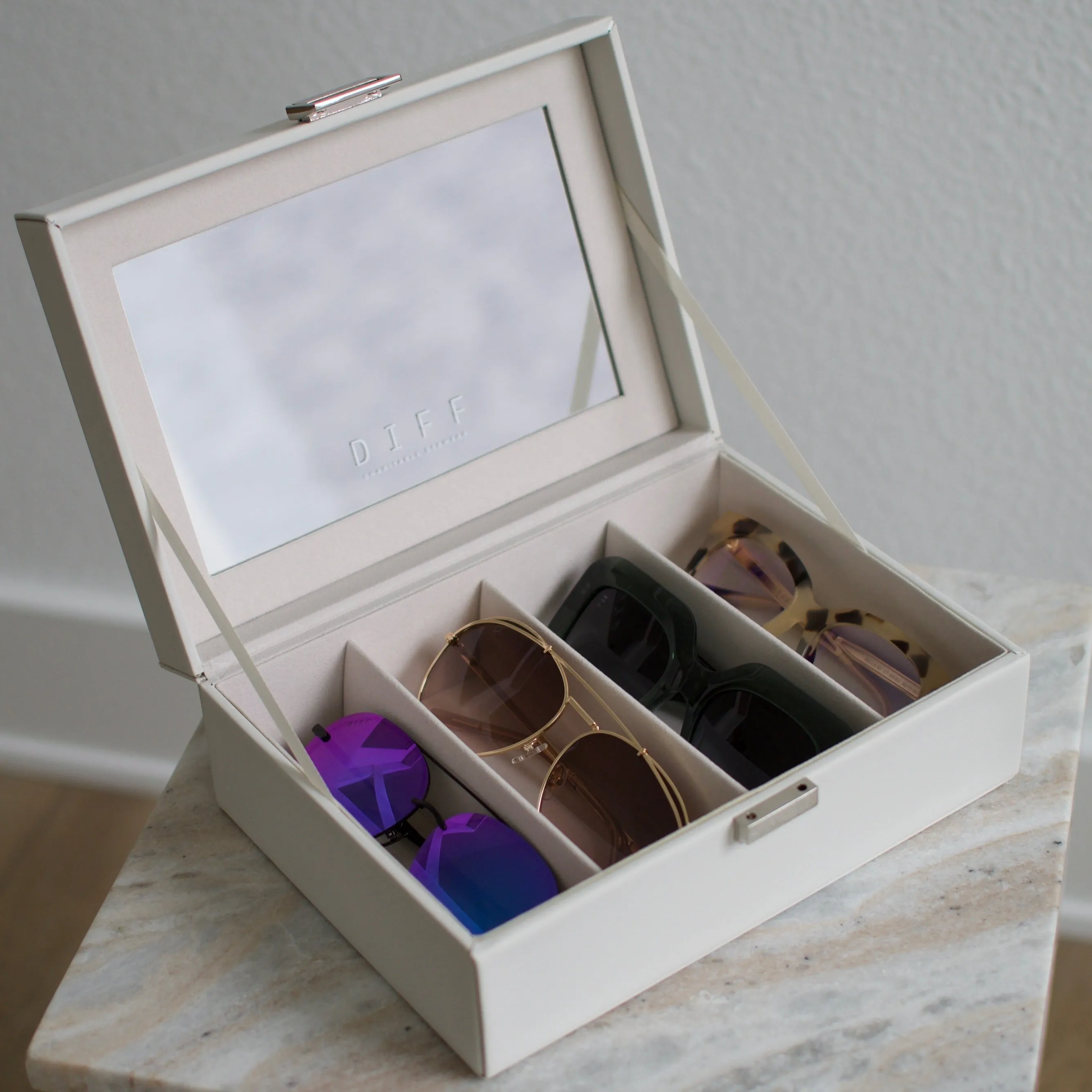 4 PIECE VANITY CASE - BLACK sold by Diff Eyewear product image thumbnail 3
