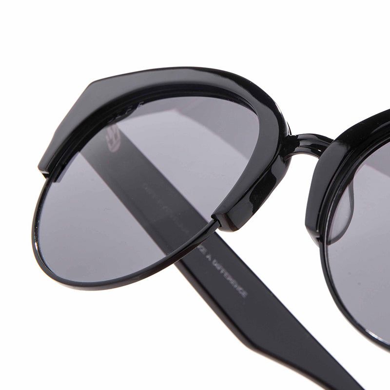 STELLA - BLACK + DARK SMOKE + POLARIZED SUNGLASSES sold by Diff Eyewear product image thumbnail 4