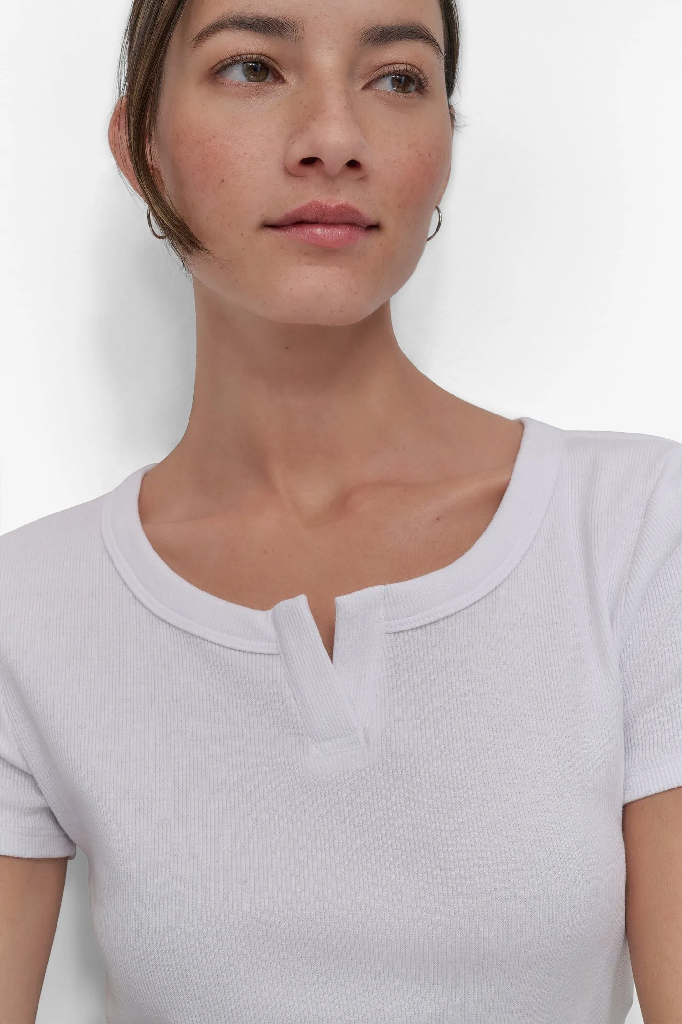 CROPPED NOTCH NECK PERFORMANCE TEE sold by DKNY product image thumbnail 4