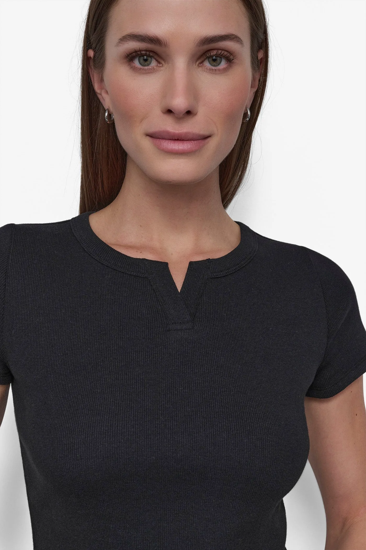 CROPPED NOTCH NECK PERFORMANCE TEE sold by DKNY product image thumbnail 4