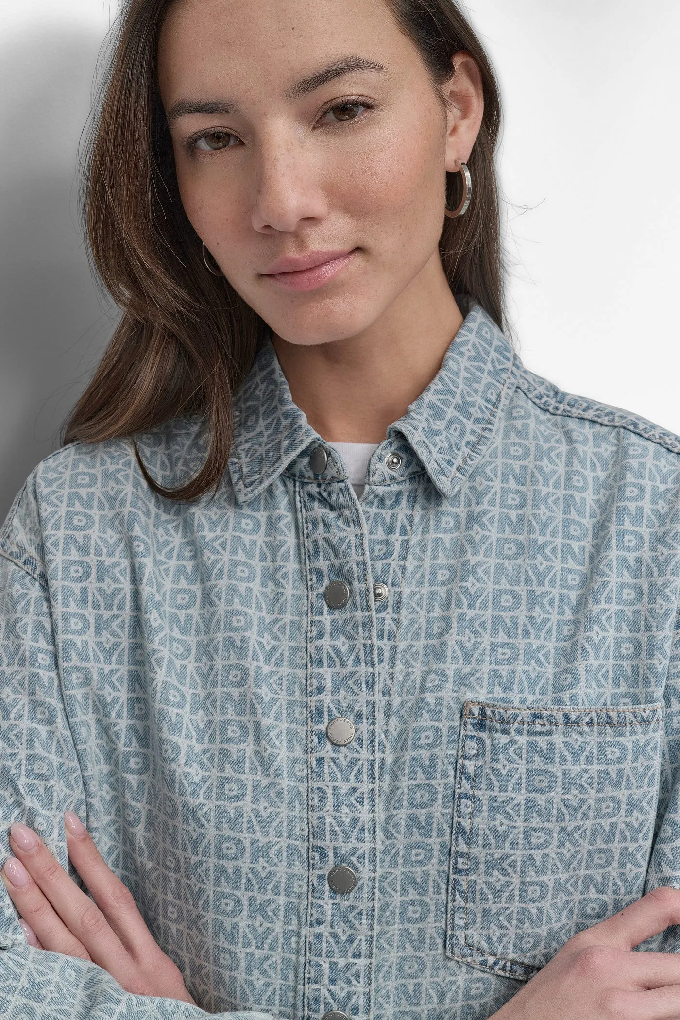 DROP SHOULDER LOGO SHIRT WITH RAZOR CUT HEM sold by DKNY product image thumbnail 4